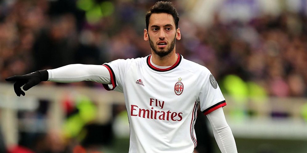 Ke Italia, Leicester Pantau Hakan Calhanoglu