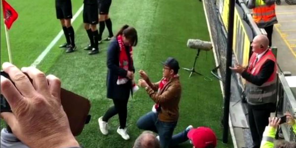 So Sweet, Suporter Ini Lamar Kekasihnya di Pertandingan Liverpool vs Stoke