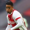 Anaknya Diisukan Ke Barcelona, Kluivert: Belum Saatnya