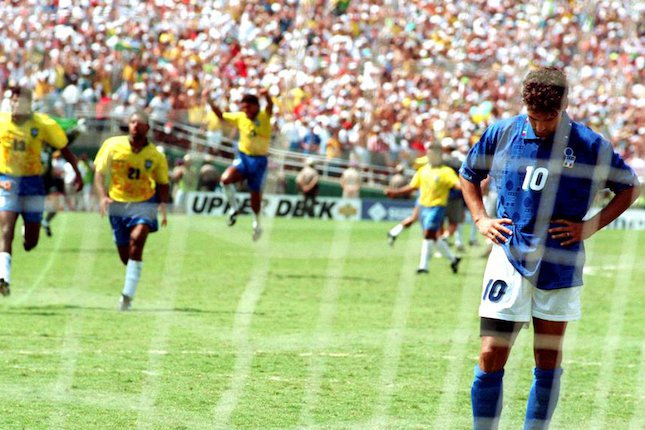 Ekspresi sedih Baggio usai gagal mengeksekusi penalti. (c) AFP
