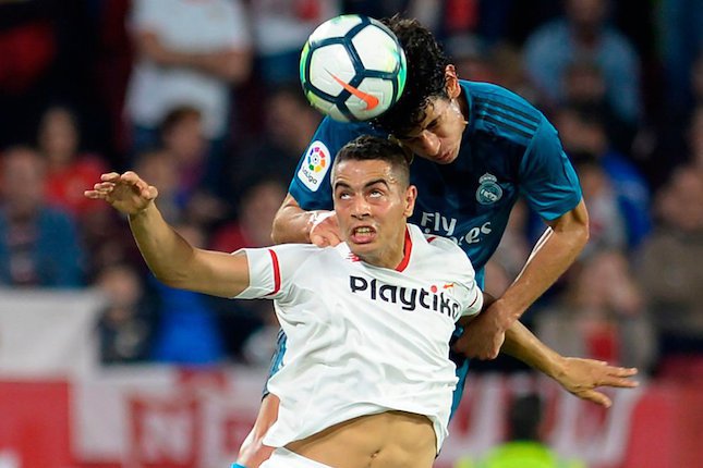 Jesus Vallejo berduel dengan Wissam Ben Yedder. (c) AFP
