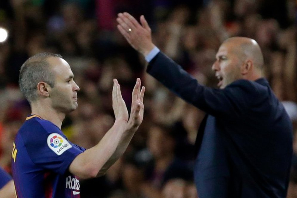 Kelas! Usai Laga, Zidane Menunggu Iniesta Untuk Sebuah Pelukan