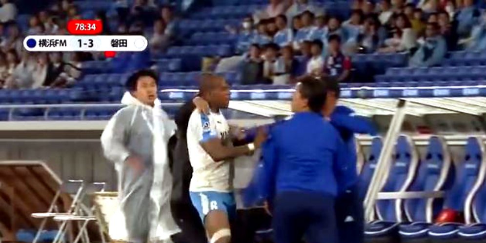 Video: Dikartu Merah, Pemain Ini Ngamuk dan Tendang Pemain Lawan