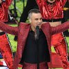 Robbie Williams Acungkan Jari Tengah Saat Opening Ceremony Piala Dunia 2018