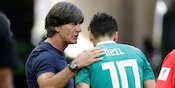 Ozil Panen Kritikan, Joachim Loew Pasang Badan