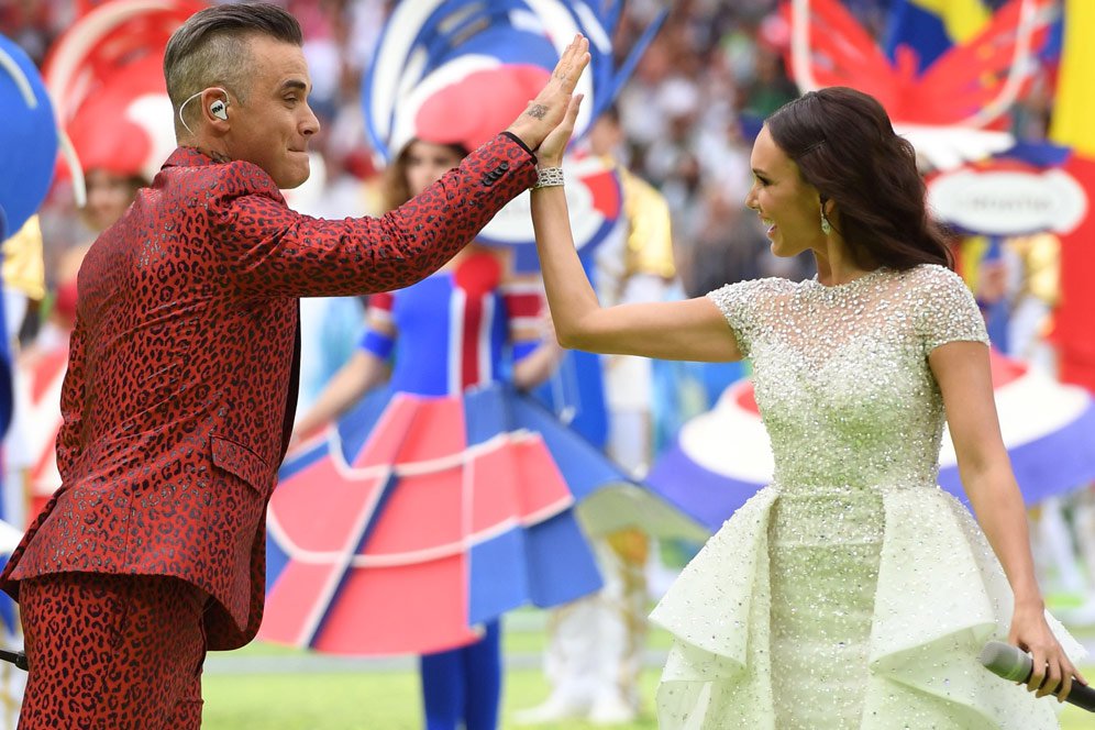 FOTO: Duet Robbie Williams & Aida Garifullina Buka Piala Dunia 2018 FOTO: Duet Robbie Williams & Aida Garifullina Buka Piala Dunia 2018