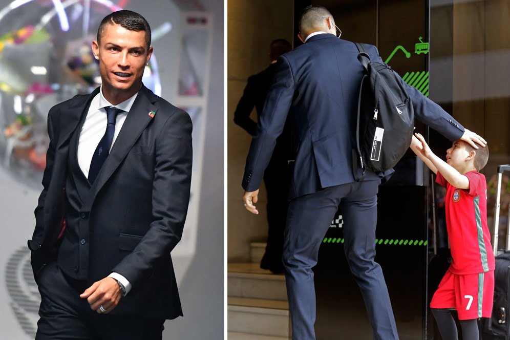 Ronaldo 'Ditodong' Tanda Tangan dan Foto Oleh Fan Cilik