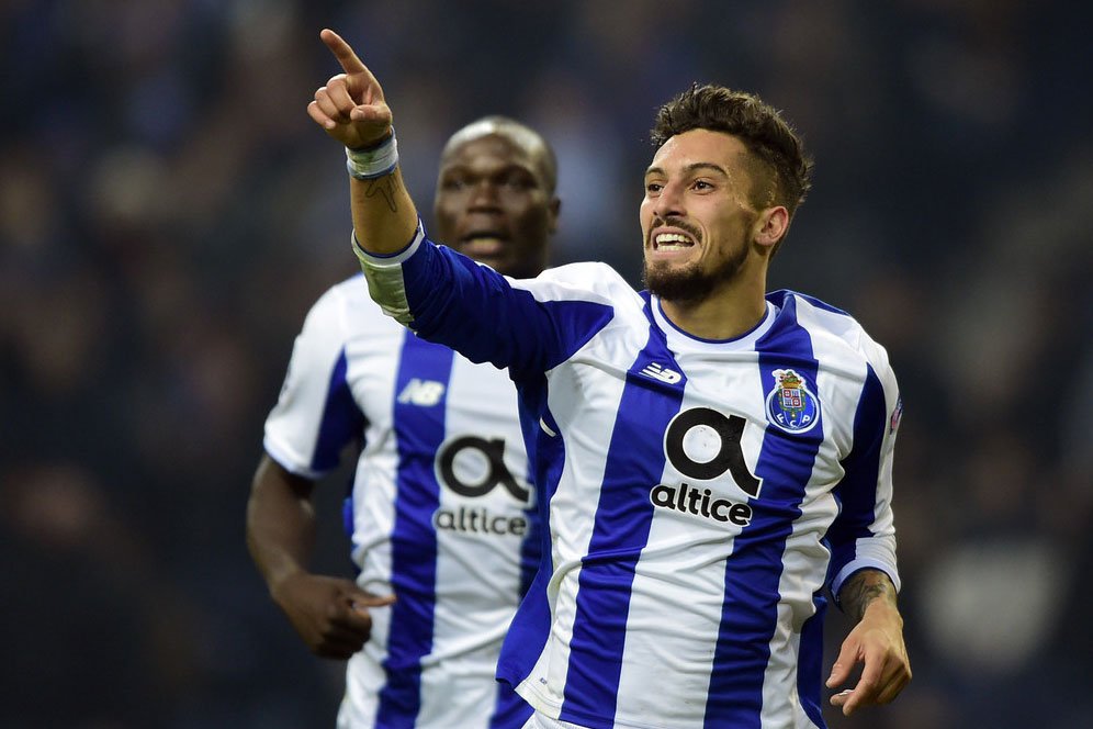 Liverpool dan Chelsea Berebut Alex Telles