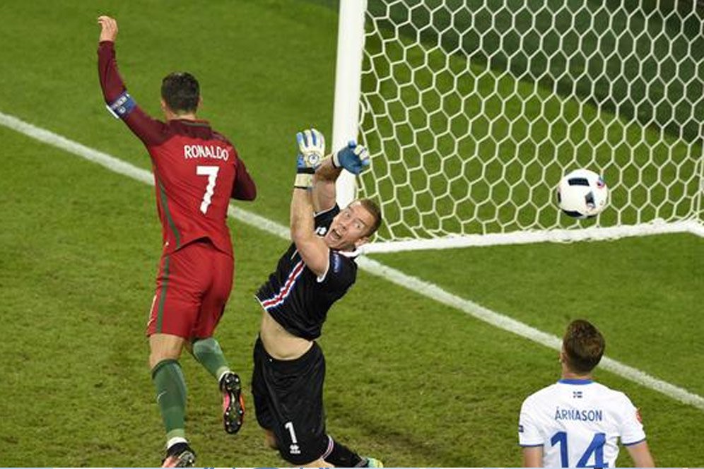 Piala Dunia 2018: Kiper Islandia Ini Ternyata Juga Seorang Sutradara Piala Dunia 2018: Kiper Islandia Ini Ternyata Juga Seorang Sutradara