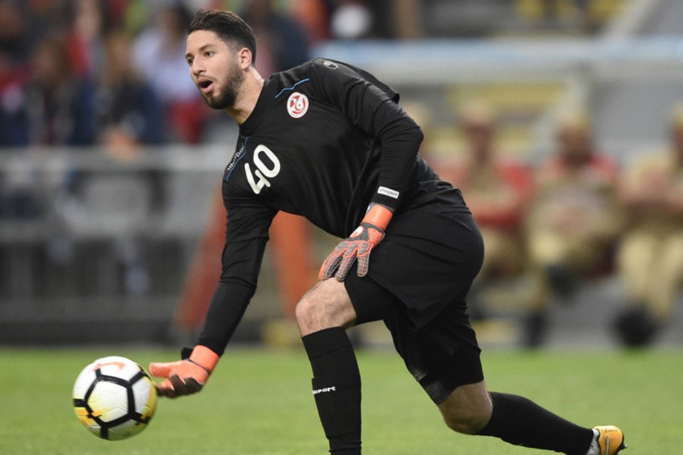 Trik Anyar! Kiper Tunisia Pura-pura Cedera Agar Bisa Berbuka Puasa