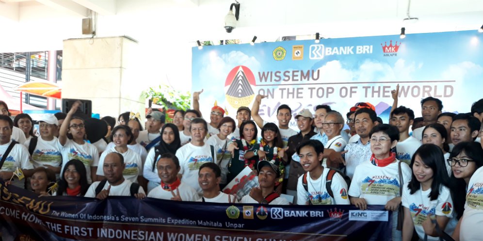 Sukses Kibarkan Merah-Putih di Everest, Menpora Berikan Apresiasi Untuk Dua Srikandi Indonesia