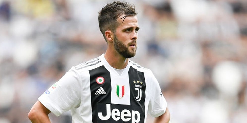 Kalah Kelas, Pjanic Tolak Disama-samakan dengan Pirlo