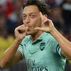 Dengan Murah Hati, Ozil Beri Tanda Tangan ke Wasit