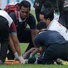 Cedera saat Tanding Lawan Bhayangkara FC,  Pemain Persebaya Dibawa ke Rumah Sakit