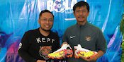 Indra Sjafri Dapat Hadiah Spesial Dari Pendukung Timnas Indonesia