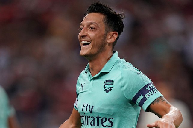 Tampik Rumor Pertengkaran Emery Ozil