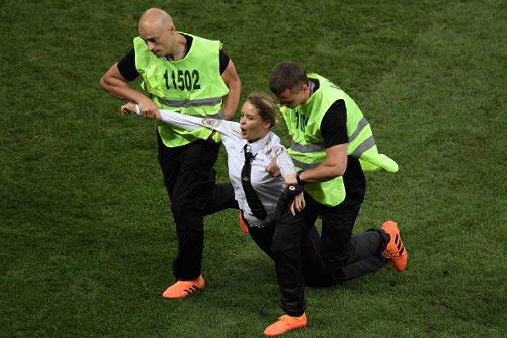 FOTO: Pussy Riot Menginvasi Final Piala Dunia 2018
