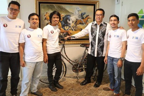 Antusiasnya Menpora Sambut Komunitas Sepeda Ontel di Asian Games 2018