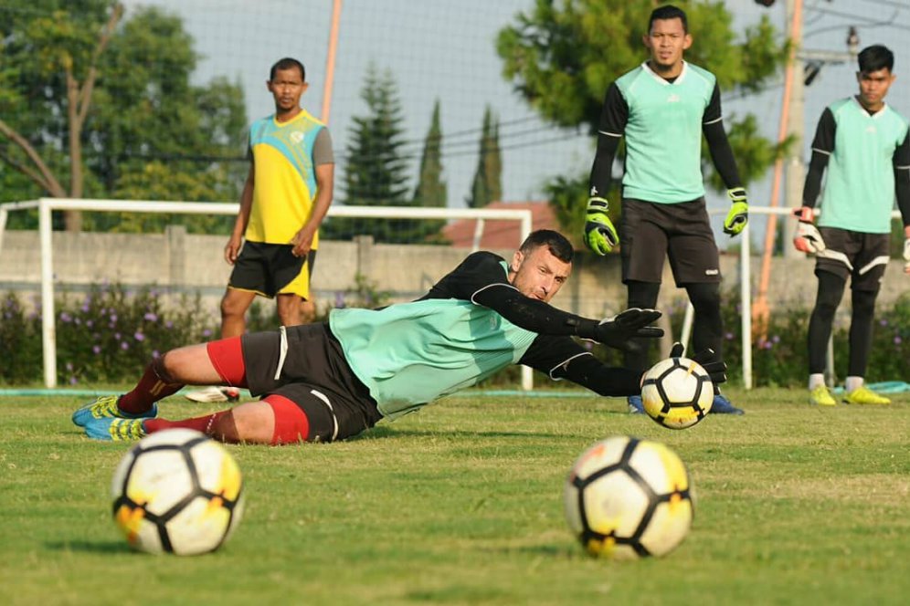 Kiper Anyar Arema FC Puji Kualitas Kompetisi Indonesia