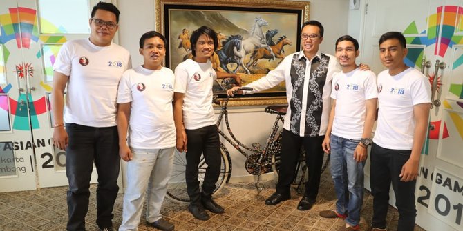 Antusiasnya Menpora Sambut Komunitas Sepeda Ontel di Asian Games 2018