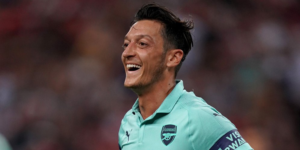 Dianggap Malas Saat di Lapangan, Ozil Hanya Bisa Tertawa