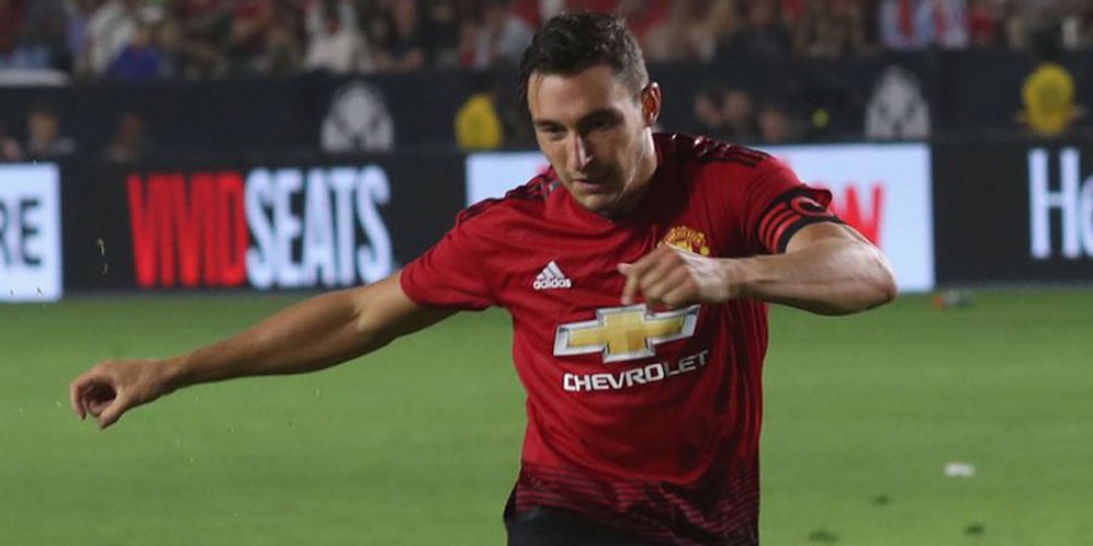 Jose Mourinho: Matteo Darmian Bertahan di Manchester United