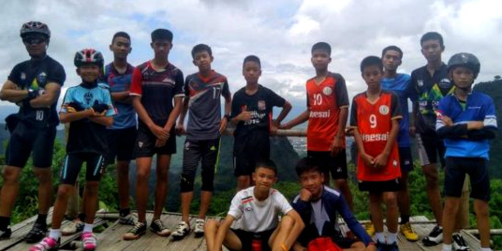 12 bocah klub sepakbola Moo Paa dan pelatihnya.