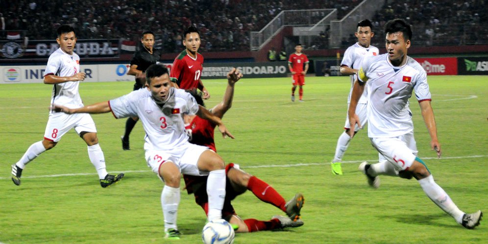 Timnas Indonesia U-19 duel dengan timnas Vietnam U-19.