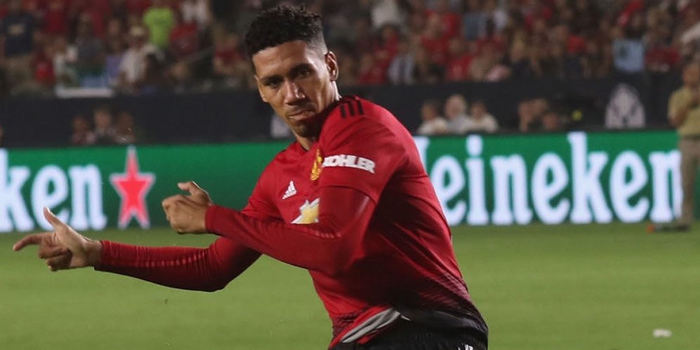 Smalling Resmi Teken Kontrak Baru hingga 2022