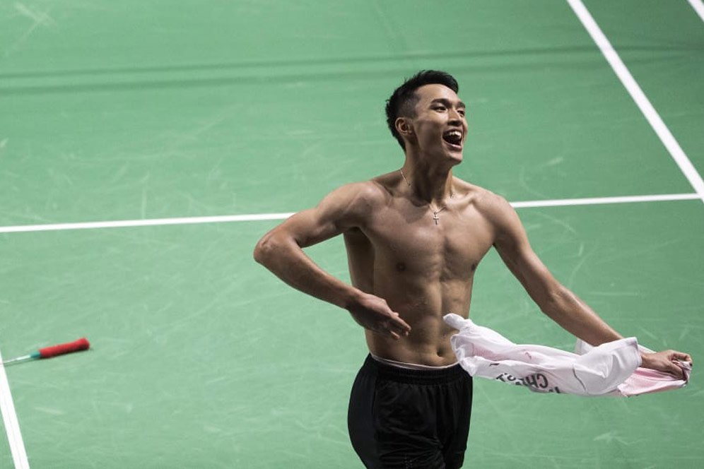 Momen Jonatan Christie Buka Baju usai Amankan Emas untuk Indonesia