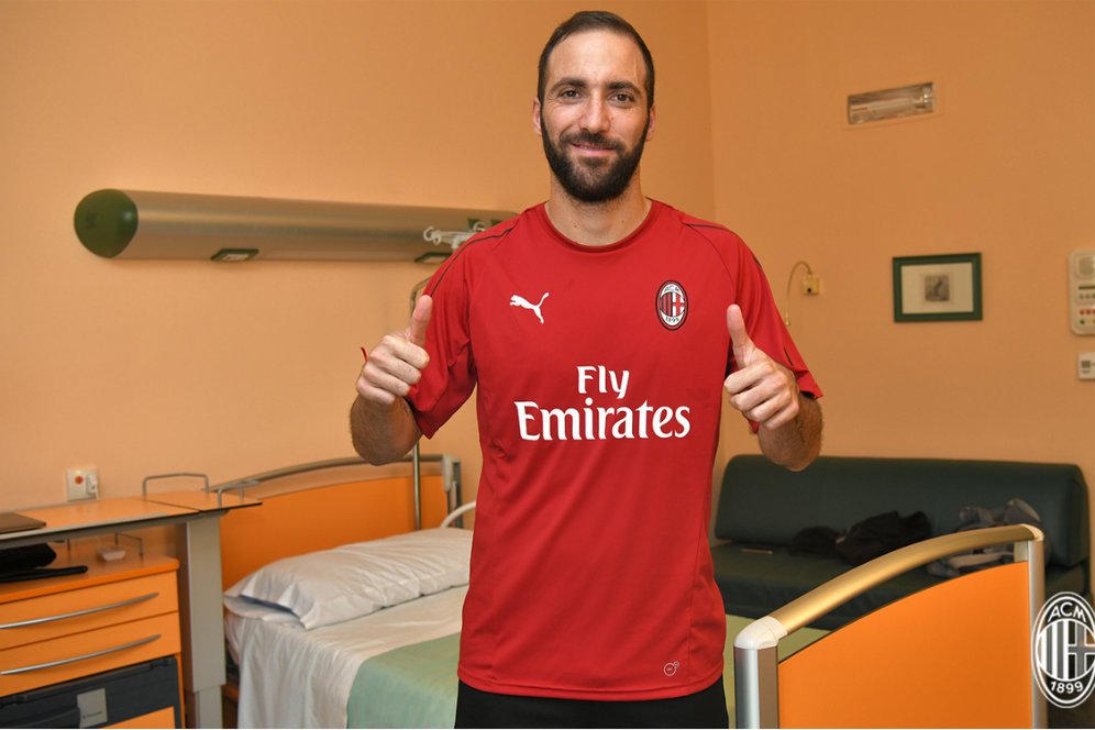 Dikerubungi Fans Milan, Higuain Pergi dengan Kesal