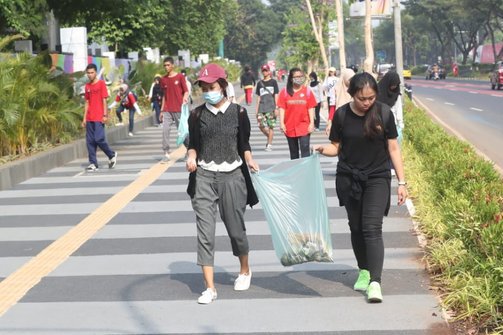 Jaga GBK Tetap Bersih, Kemenpora Ajak Pemuda Punguti Sampah