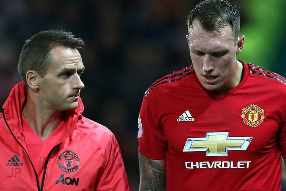 Mourinho Konfirmasi Cedera Phil Jones