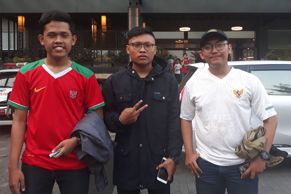 Suporter Rela Menunggu Berjam-jam di Hotel Timnas Indonesia U-23