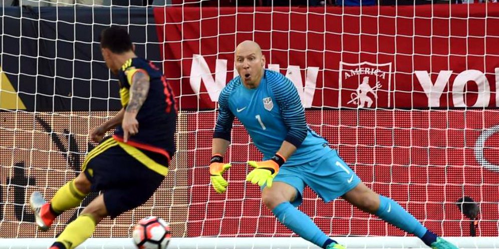 Video: Pertama di Dunia, Kiper Layani Wawancara Live Saat Sedang Tanding!