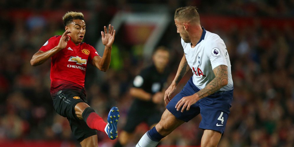 MU Sepakat Aktifkan Klausul Transfer Alderweireld?