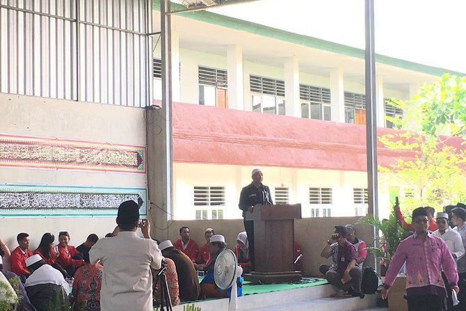 Menpora Beri Bantuan Alat-Alat Olahraga untuk Korban Gempa Lombok