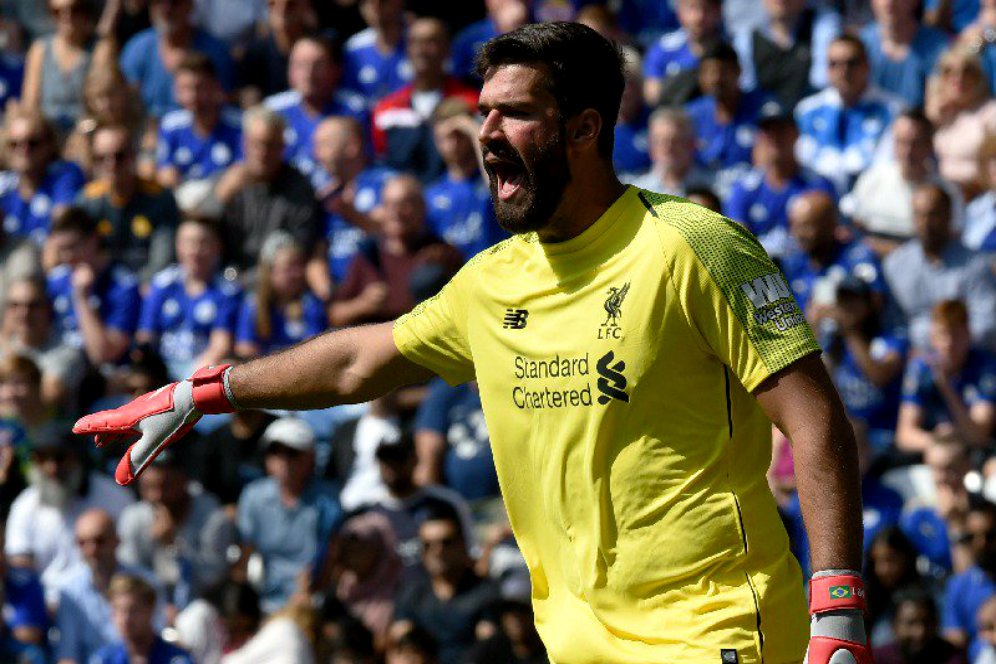 Bek Liverpool Klaim Alisson Sebagai Kiper Kelas Dunia