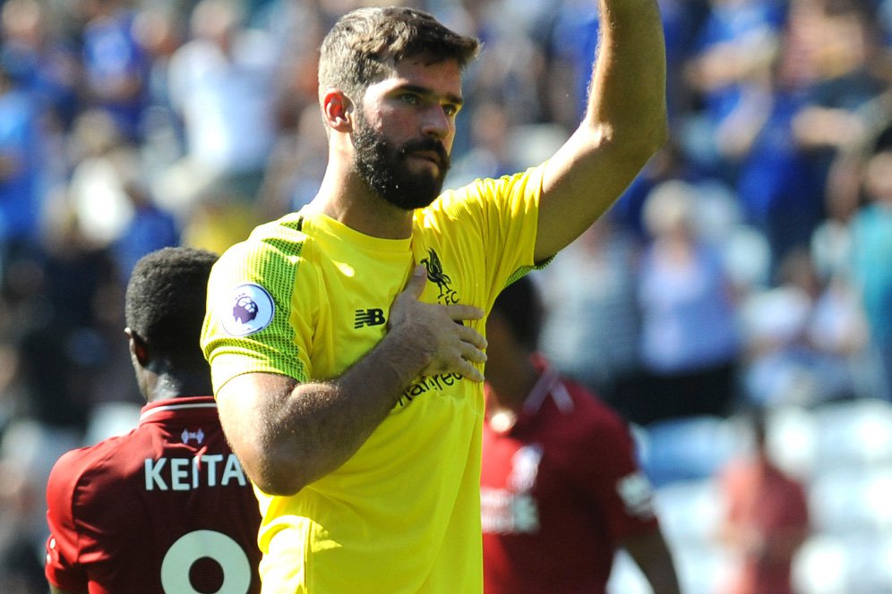 Buat Blunder, Bek Liverpool Yakin Gaya Alisson Takkan Berubah