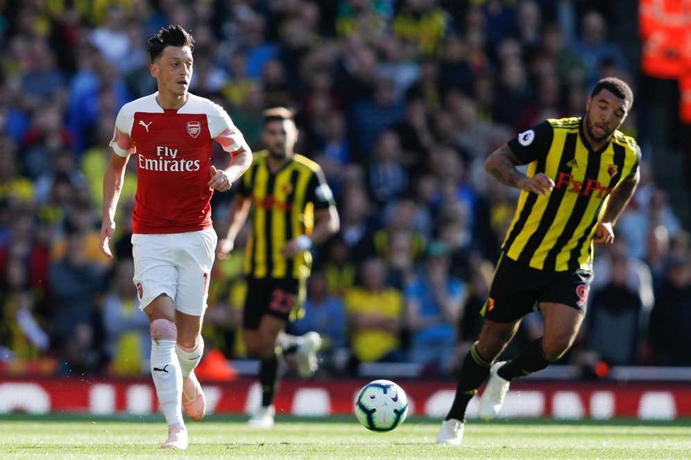 Mesut Ozil Akui Kurang Nyaman Bermain Melebar