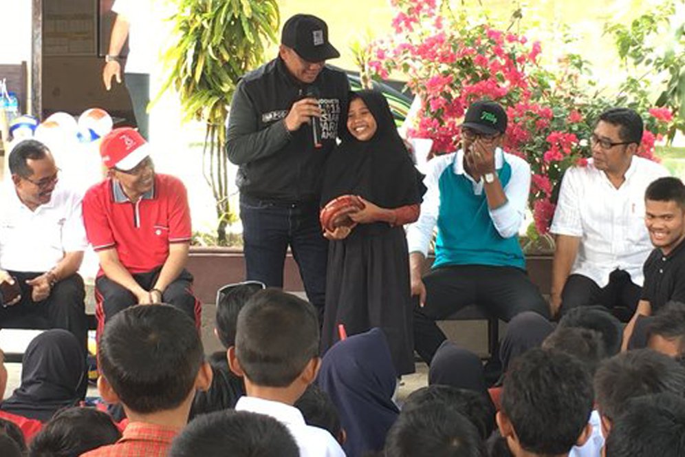 Turut Bangga, Menpora Sukses Hadirkan Kembali Senyum Anak-Anak di Lombok