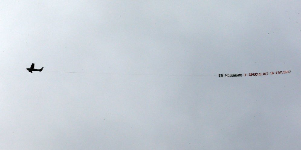 Spanduk kecaman suporter MU terhadap Ed Woodward