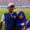 Prosesi Lamaran Aremania Warnai Laga Antara Arema dan Persebaya