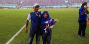 Prosesi Lamaran Aremania Warnai Laga Antara Arema dan Persebaya Prosesi Lamaran Aremania Warnai Laga Antara Arema dan Persebaya