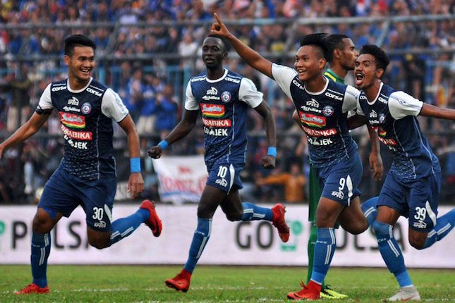 Pemain Arema selebrasi setelah Ahmad Hardianto mencetak gol ke gawang Persebaya di Stadion Kanjuruhan, Malang (6/10/2018). (c) Bola.com/Iwan Setiawan