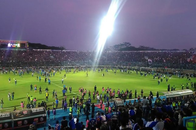 Aremania masuk lapangan setelah pertandingan antara Arema FC melawan Persebaya Surabaya. (c) Dendy Gandakusumah