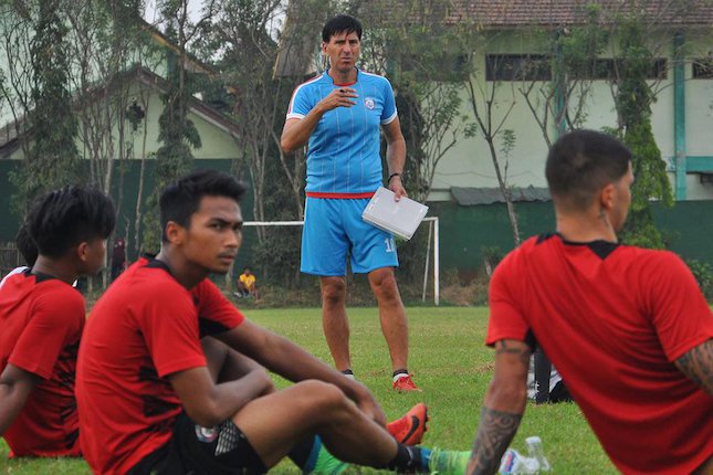 Pelatih Arema FC, Milan Petrovic, memimpin latihan tim di di lapangan milik Kelurahan Balearjosari, Kota Malang, pada Rabu (3/10/2018) sore. (c) Bola.com/Iwan Setiawan