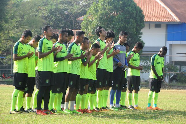 Persebaya Surabaya berlatih di Lapangan Sier (c) Mustopa El Abdy