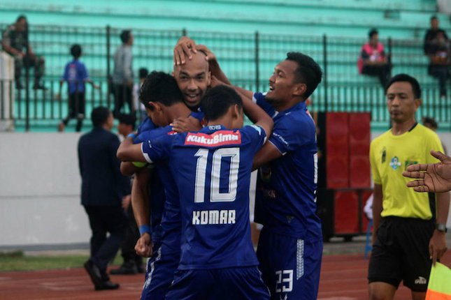 Selebrasi para pemain PSIS Semarang saat menghadapi Barito Putera. (c) Bola.com/Ronald Seger Prabowo