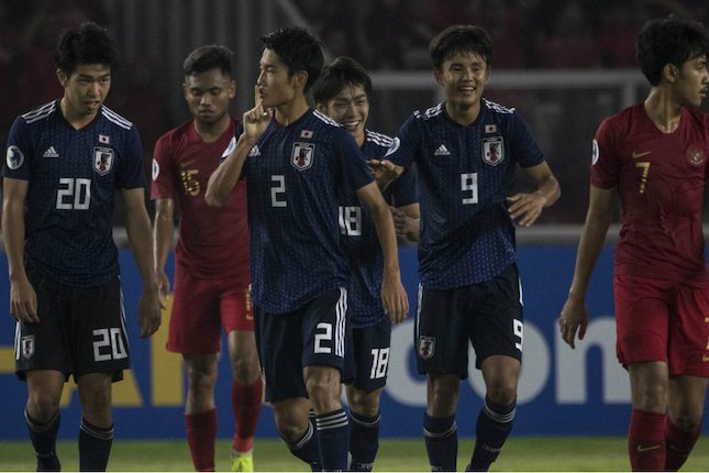 Bek Jepang, Shunki Higashi, merayakan gol yang dicetaknya ke gawang Timnas Indonesia pada laga AFC U-19 Championship di SUGBK, Jakarta, Minggu (25/10).  (c) Bola.com/Vitalis Yogi Trisna